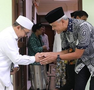 Gubernur Jawa Tengah, Ganjar Pranowo, mengunjungi Pesantren Maslakul Huda, Pati, Jumat (11/11) siang, untuk mengucapkan bela sungkawa atas meninggalnya Nyai Hj Nafisah Sahal Mahfudz, Kamis (10/11). Ganjar diterima putra almarhumah, Abdur Ghaffar Rozin atau Gus Rozin