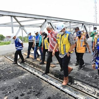 Gubernur Ganjar Pranowo kembali meninjau progres Jembatan Wonokerto, Demak. Rencananya Jumat (18/11) sore ini jembatan tersebut dibuka sehingga mengurai kemacetan yang selama ini terjadi akibat pembangunan yang terkesan lamban