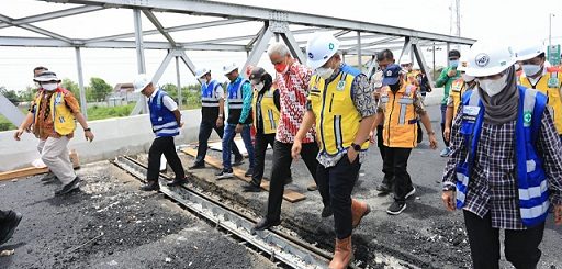 Gubernur Ganjar Pranowo kembali meninjau progres Jembatan Wonokerto, Demak. Rencananya Jumat (18/11) sore ini jembatan tersebut dibuka sehingga mengurai kemacetan yang selama ini terjadi akibat pembangunan yang terkesan lamban
