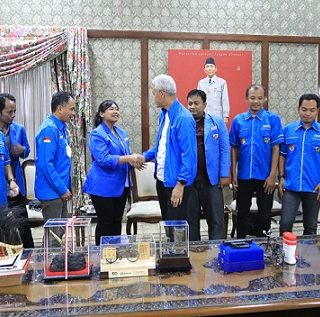 Gubernur Jawa Tengah, Ganjar Pranowo, menerima pengurus KNPI Jawa Tengah periode 2022-2025 di rumah dinasnya, Selasa (14/11)