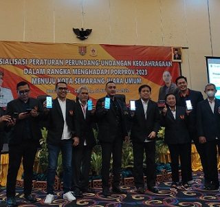 Ketum KONI Kota Semarang, Arnaz Agung Andrararasmara dan para pengurus menunjukkan penggunaan teknologi pengenalan wajah (face recognition) sebagai sistem absensi bagi pengurus KONI. Sistem absensi digital pengenalan wajah ini merupakan yang pertama bagi KONI di Indonesia