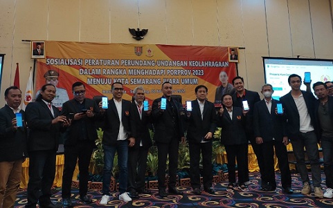 Ketum KONI Kota Semarang, Arnaz Agung Andrararasmara dan para pengurus menunjukkan penggunaan teknologi pengenalan wajah (face recognition) sebagai sistem absensi bagi pengurus KONI. Sistem absensi digital pengenalan wajah ini merupakan yang pertama bagi KONI di Indonesia