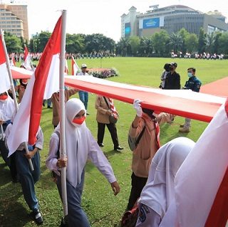 Kirab bendera merah putih sepanjang 1001 meter memeriahkan suasana upacara peringatan Hari Pahlawan di Lapangan Pancasila Simpang Lima, Semarang, Kamis (10/11).
