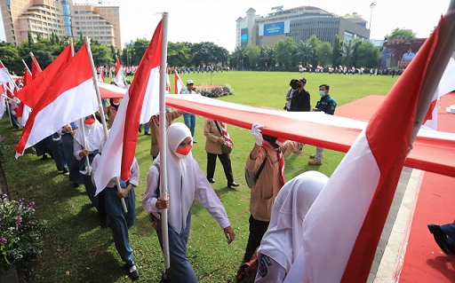 Kirab bendera merah putih sepanjang 1001 meter memeriahkan suasana upacara peringatan Hari Pahlawan di Lapangan Pancasila Simpang Lima, Semarang, Kamis (10/11).
