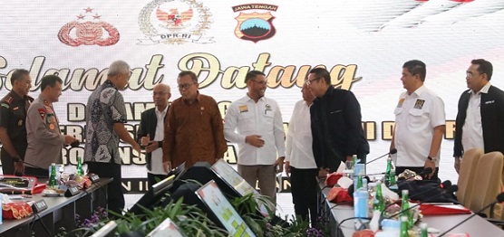 Gubernur Jawa Tengah, Ganjar Pranowo, menerima kinjungan Komisi III DPR RI yang dipimpin Wakil Ketua Komisi, Desmond Junaidi Mahesa, dalam rangka menggelar rapat bersama terkait penyelesaian kasus di Desa Wadas, Jumat (11/11)