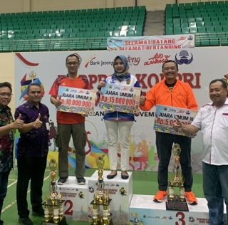 Para juara foto bersama usai penerimaan hadiah