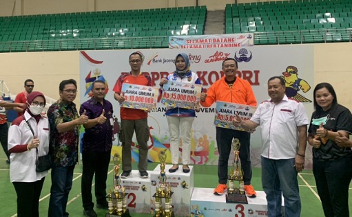 Para juara foto bersama usai penerimaan hadiah
