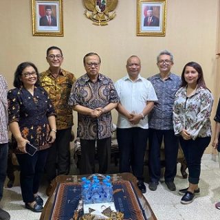 Perwakilan Delegasi Paguyuban Wartawan Katolik Indonesia (PWKI) berpamitan dengan Uskup Agung Jakarta, Ignatius Kardinal Suharyo di kediamannya, di Jakarta, Selasa (01/11/2022).