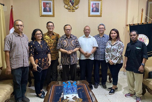 Perwakilan Delegasi Paguyuban Wartawan Katolik Indonesia (PWKI) berpamitan dengan Uskup Agung Jakarta, Ignatius Kardinal Suharyo di kediamannya, di Jakarta, Selasa (01/11/2022).