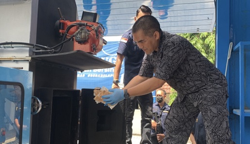 Kombes Pol Arief Dimyati memusnahkan sabu-sabu