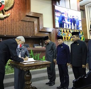 Gubernur Jawa Tengah, Ganjar Pranowo, menandatangani nota kesepakatan Kebijakan Umum Anggaran Prioritas Plafon Sementara (KUA-PPS) APBD Tahun Anggaran 2023, pada Rapat Paripurna Gedung DPRD Provinsi Jawa Tengah Rabu (16/11)