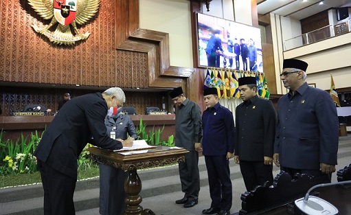 Gubernur Jawa Tengah, Ganjar Pranowo, menandatangani nota kesepakatan Kebijakan Umum Anggaran Prioritas Plafon Sementara (KUA-PPS) APBD Tahun Anggaran 2023, pada Rapat Paripurna Gedung DPRD Provinsi Jawa Tengah Rabu (16/11)