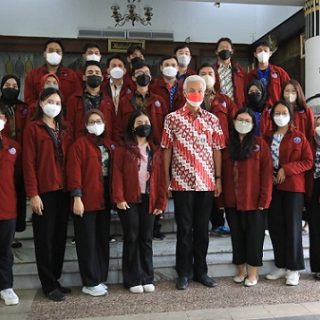 Mahasiswa Fakultas Teknik Universitas Diponegoro, yang tergabung dalam Paduan Suara Mahasiswa Teknik (PSMT), menemui Gubernur Ganjar Pranowo, Jumat (4/11). Mereka baru saja menjadi Grand Champion di ajang Busan Choral Festival & Competition 2022