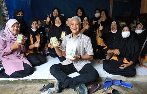 Gubernur Jawa Tengah, Ganjar Pranowo, memamerkan produk pangan alternatif hasil kreasi ibu-ibu saat mengunjungi Tim Tani Mocaf Desa Giritirto, Kecamatan Karanggayam, Kebumen, Selasa (14/11)