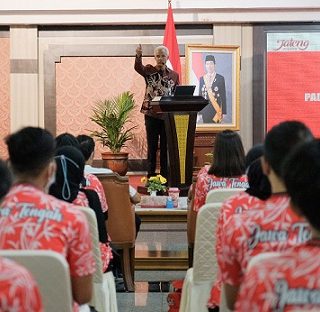 Gubernur Jateng Ganjar Pranowo memberi arahan kepada 221 atlet mahasiswa Jawa Tengah yang akan mengikuti Pekan Olahraga Mahasiswa Nasional (Pomnas) XVII Tahun 2022, di Gradhika Bhakti Praja, Senin (14/11)