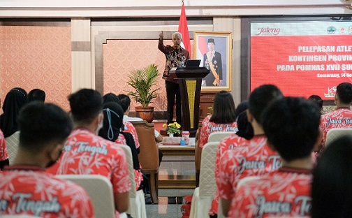 Gubernur Jateng Ganjar Pranowo memberi arahan kepada 221 atlet mahasiswa Jawa Tengah yang akan mengikuti Pekan Olahraga Mahasiswa Nasional (Pomnas) XVII Tahun 2022, di Gradhika Bhakti Praja, Senin (14/11)