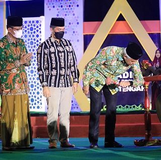 Gubernur Jateng Ganjar Pranowo memukul golong menandai dibukanya Pekan Olahraga dan Seni Diniyah (Porsadin) VI tingkat Jawa Tengah di Alun-alun Kabupaten Kudus, Kamis (3/11/2022) malam