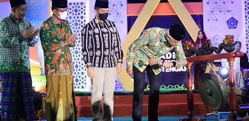 Gubernur Jateng Ganjar Pranowo memukul golong menandai dibukanya Pekan Olahraga dan Seni Diniyah (Porsadin) VI tingkat Jawa Tengah di Alun-alun Kabupaten Kudus, Kamis (3/11/2022) malam