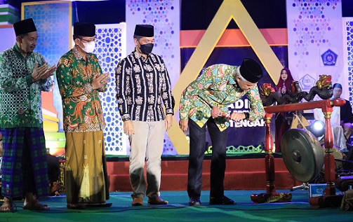 Gubernur Jateng Ganjar Pranowo memukul golong menandai dibukanya Pekan Olahraga dan Seni Diniyah (Porsadin) VI tingkat Jawa Tengah di Alun-alun Kabupaten Kudus, Kamis (3/11/2022) malam