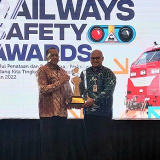 Penghargaan “Railway Safety Awards 2022” dari Kementerian Perhubungan untuk Provinsi Jawa Tengah diterima Sekretaris Dinas Perhubungan Jateng, Syurya Deta Syafrie, di Hotel The ZHM Premier Padang, Rabu (16/11/2022)
