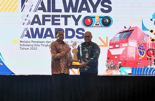 Penghargaan “Railway Safety Awards 2022” dari Kementerian Perhubungan untuk Provinsi Jawa Tengah diterima Sekretaris Dinas Perhubungan Jateng, Syurya Deta Syafrie, di Hotel The ZHM Premier Padang, Rabu (16/11/2022)