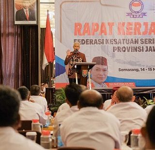 Gubernur Jateng, Ganjar Pranowo, membuka Rapat Kerja Wilayah II Federasi Kesatuan Serikat Pekerja Nasional (FKSPN) di Quest Hotel, Senin (14/11)