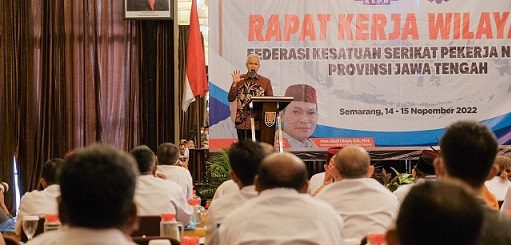 Gubernur Jateng, Ganjar Pranowo, membuka Rapat Kerja Wilayah II Federasi Kesatuan Serikat Pekerja Nasional (FKSPN) di Quest Hotel, Senin (14/11)