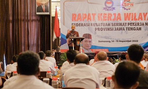 Gubernur Jateng, Ganjar Pranowo, membuka Rapat Kerja Wilayah II Federasi Kesatuan Serikat Pekerja Nasional (FKSPN) di Quest Hotel, Senin (14/11)