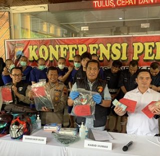 Konferensi pers pengungkapan kasus perampokan dengan modus pecah kaca mobil