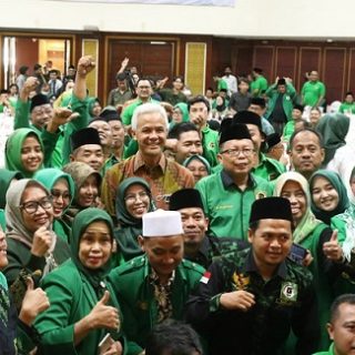 Gubernur Jateng Ganjar Pranowo hadir dan foto bersama dengan peserta Rapat Pimpinan Wilayah, PPP Jawa Tengah, di Hotel Arkenso, Semarang, Minggu (27/11)