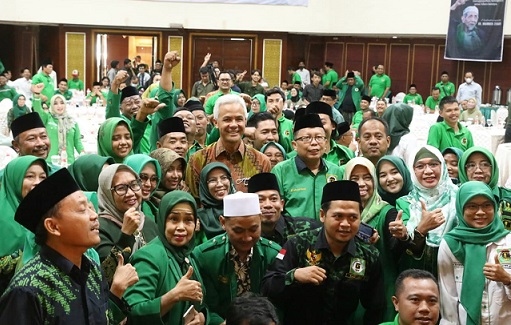 Gubernur Jateng Ganjar Pranowo hadir dan foto bersama dengan peserta Rapat Pimpinan Wilayah, PPP Jawa Tengah, di Hotel Arkenso, Semarang, Minggu (27/11)