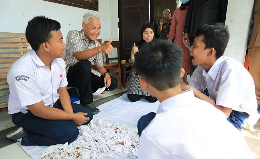 Gubernur Jawa Tengah, Ganjar Pranowo, berinteraksi dengan siswa Sekolah Pendidikan Khusus (SPKh) Negeri Karanganyar, Kebumen, Selasa (14/11)