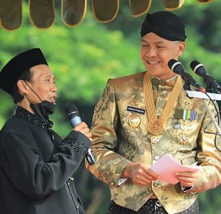 Gubernur Jawa Tengah, Ganjar Pranowo, mengajak Subari naik ke mimbar pada upacara peringatan Hari Pahlawan di Lapangan Pancasila Simpang Lima, Semarang, Kamis (10/11). Lelaki asal Desa Kalibareng, Kendal, itu menghibahkan lahan seluas 1.800 meter persegi untuk dijadikan embung.