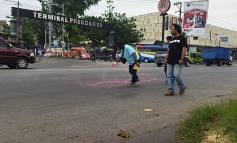 Kepolisian saat melakukan olah TKP pengeroyokan di depan Terminal Penggaron.