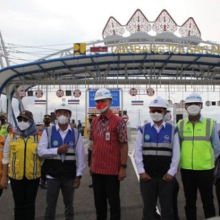 Gubernur Ganjar Pranowo, meninjau proyek tol Semarang-Demak Seksi 2, Selasa (8/11). Tol tersebut rencananya bisa dioperasionalkan saat Nataru