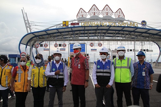 Gubernur Ganjar Pranowo, meninjau proyek tol Semarang-Demak Seksi 2, Selasa (8/11). Tol tersebut rencananya bisa dioperasionalkan saat Nataru
