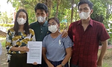 Keluarga Iwan Boedi menunjukkan surat yang ditujukan ke Presiden Jokowi