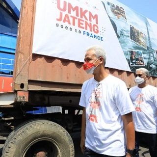 Gubernur Jawa Tengah, Ganjar Pranowo, melakukan pelepasan ekspor produk UMKM di Solo Techno Park, Rabu (9/11)