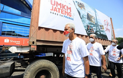 Gubernur Jawa Tengah, Ganjar Pranowo, melakukan pelepasan ekspor produk UMKM di Solo Techno Park, Rabu (9/11)