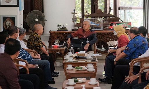 Gubernur Jawa Tengah, Ganjar Pranowo, kembali menggelar diskusi dengan perwakilan LKS Tripartit, Dewan Pengupahan Jateng dari unsur pakar, pekerja dan pengusaha, terkait penetapan upah minimum, Kamis (10/11)