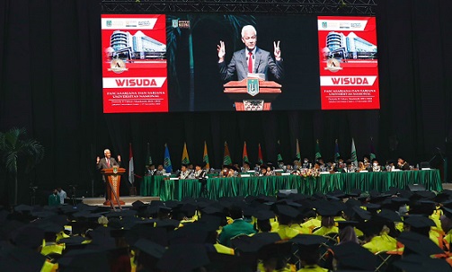 Gubernur Jawa Tengah, Ganjar Pranowo, memberi pembekalan dan motivasi kepada wisudawan pascasarjana dan sarjana Universitas Nasional (Unas) Jakarta di Jakarta Conventional Centre, Kamis (17/11/2022)
