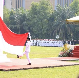 Gubernur Jawa Tengah, Ganjar Pranowo, menjadi inspektur upacara peringatan Hari Pahlawan, di Lapangan Pancasila Simpang Lima, Semarang, Kamis (10/11)