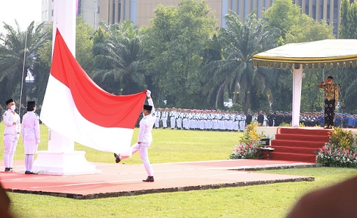 Gubernur Jawa Tengah, Ganjar Pranowo, menjadi inspektur upacara peringatan Hari Pahlawan, di Lapangan Pancasila Simpang Lima, Semarang, Kamis (10/11)