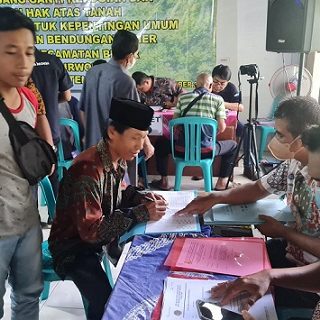Pencairan tahap II pembebasan lahan milik warga Desa Wadas Kecamatan Bener, Purworejo untuk pembangunan bendungan Bener dilakukan di Balaidesa Wadas, Jumat (4/11/2022)  