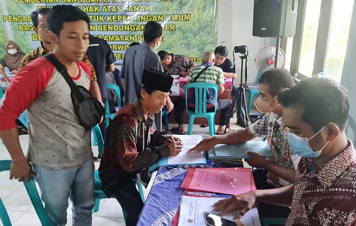 Pencairan tahap II pembebasan lahan milik warga Desa Wadas Kecamatan Bener, Purworejo untuk pembangunan bendungan Bener dilakukan di Balaidesa Wadas, Jumat (4/11/2022)  