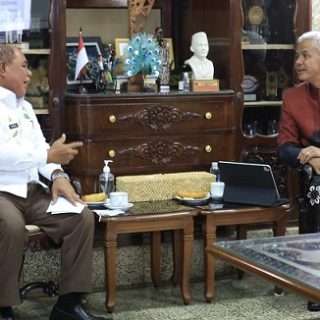 Wakil Gubernur Maluku Utara, Yasin Ali, bertemu Gubernur Ganjar Pranowo di rumah dinasnya, Kamis (10/11). Tujuan Yasin ingin belajar Sistem Pemerintahan Berbasis Ekonomi (SPBE) dari Jawa Tengah