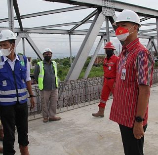 Gubernur Jawa Tengah, Ganjar Pranowo, berdiskusi dengan para pekerja jembatan Wonokerto yang menjadi penyebab kemacetan setiap hari