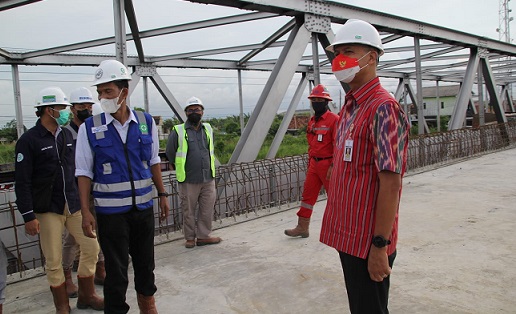 Gubernur Jawa Tengah, Ganjar Pranowo, berdiskusi dengan para pekerja jembatan Wonokerto yang menjadi penyebab kemacetan setiap hari