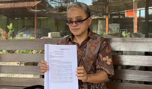 Kuasa hukum YPM, Ahmad WS Dilapanga menunjukkan hasil audit kerugian kliennya.