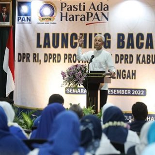 Gubernur Jawa Tengah, Ganjar Pranowo, ikut memberi sambutan pada acara Launching Bacaleg PAN Jawa Tengah di Hotel Grasia, Semarang, Jumat (2/12)